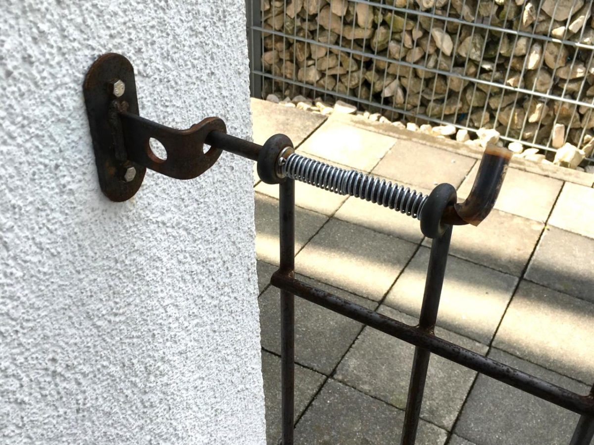 Riegel-Wandhalter für die Tür light - Steckzäune aus Metall von melabel®