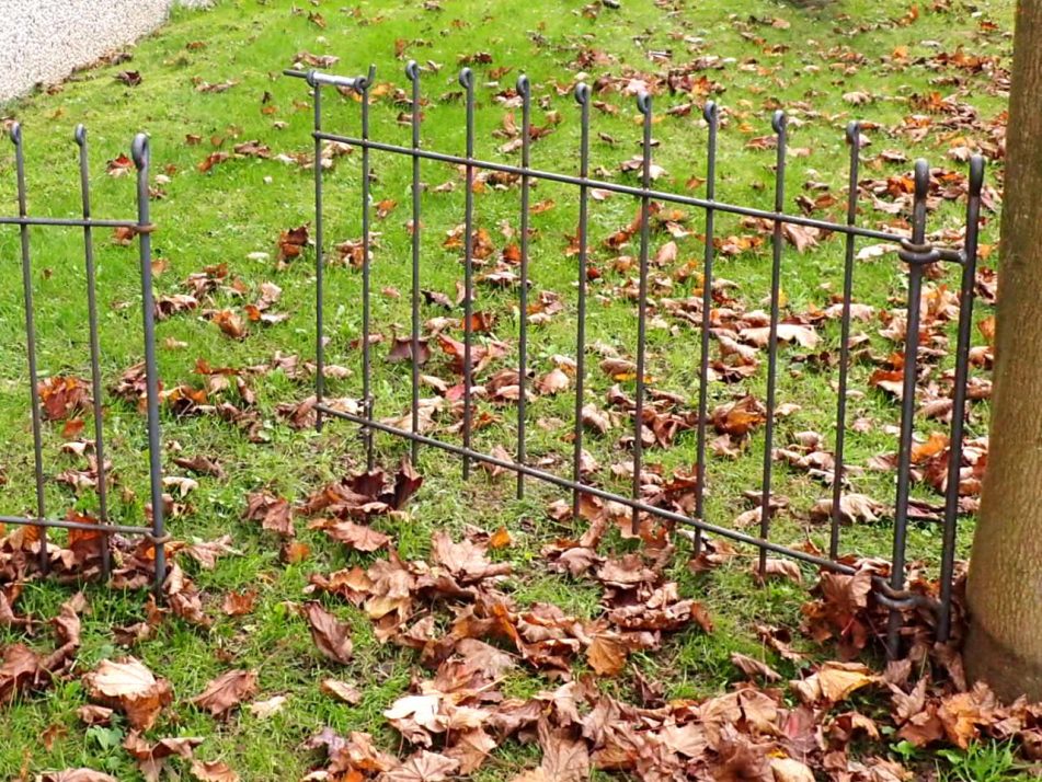Gartentor in der Lücke einer Hecke aufgebaut - Steckzäune aus Metall von  melabel®